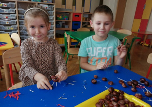 Dzieci pokazują swoje kasztanowe prace